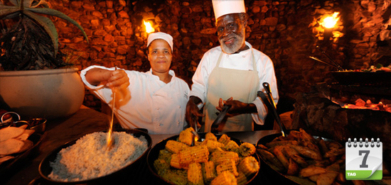  … einem „Survival & Orientation Walk“ genießen die Reporter am Abend beim traditionellen Braai (Barbecue) südafrikanische Gerichte. Atemberaubende …