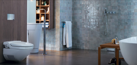 Bad 2 – Klare Linien fügen sich zu einem modernen Bad zusammen: Glänzende Fliesen kombiniert mit weißem Waschtisch, Badewanne und Dusch-WC von Geberit bilden einen Kontrast zum verwendeten Holz an Wand und Boden.