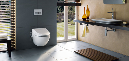 Bad 4 – In einem Bad mit dunkelgrauen Fliesen setzt das Geberit AquaClean Dusch-WC einen hellen Akzent. Durch einzelne Elemente aus Holz und Glas ergibt sich ein zeitgemäßes, klassisches Design.