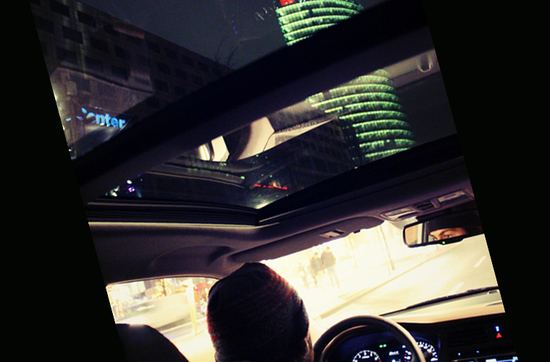 Tolle Nachtkulisse aufgenommen durch das Panorama-Sonnendach des Hyundai i20.