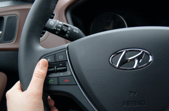 Dank der Funktionstasten des Lenkrads im neuen Hyundai i20 lassen sich vielfältige Funktionen nutzen.
