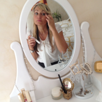 Markenjury-Mitglied Napoli testet die lavera Illuminating Eye Cream.