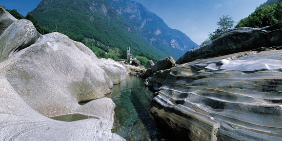 Felsige Bachlandschaft der Verzasca bei Lavertezzo im Verzascatal